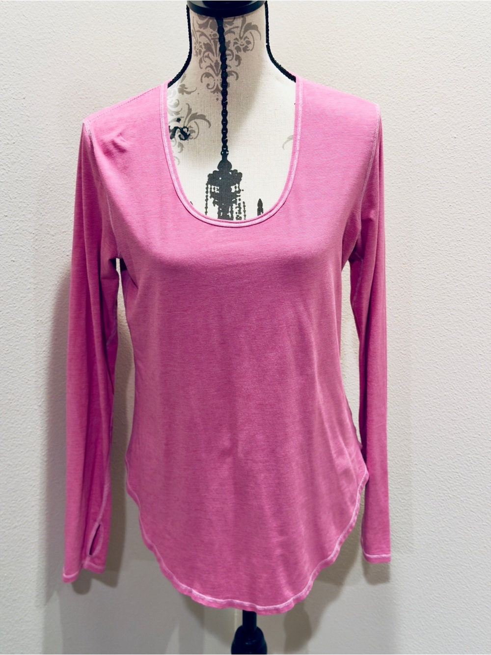 lululemon athletica Sz.8 Pink Stripe Long-Sleeve, Scoop Neck Top with thumbholes
